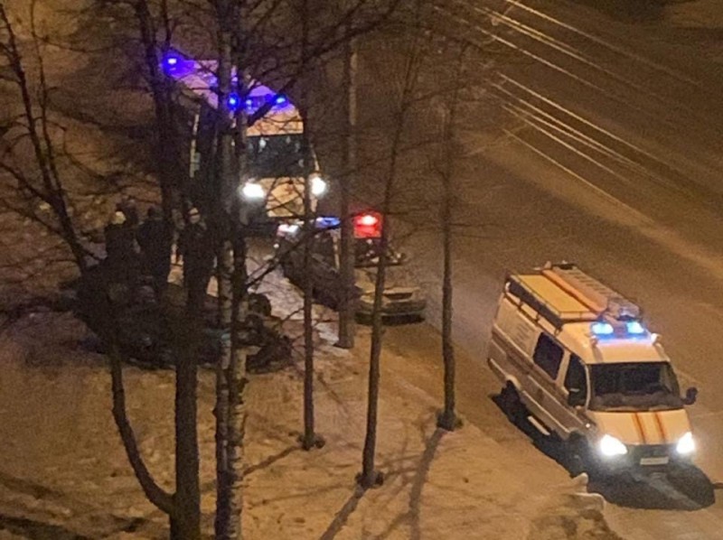 В Сыктывкаре ВАЗ-2114 врезался в микроавтобус, а потом перевернулся