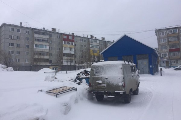 Регоператор по обращению с ТКО просит водителей не парковаться возле контейнерных площадок