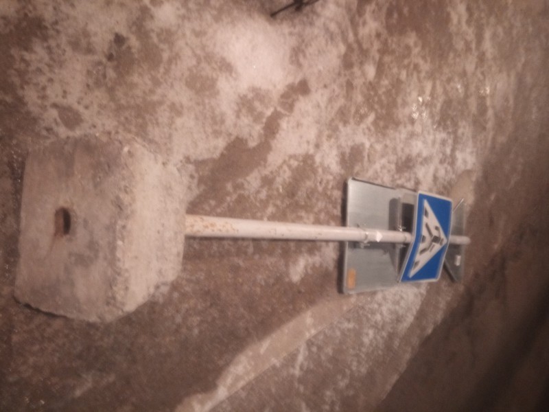 Падающий дорожный знак в центре Сыктывкаре заменят