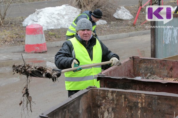 Коммунальщики Сыктывкара приступили к уборке дворов и контейнерных площадок