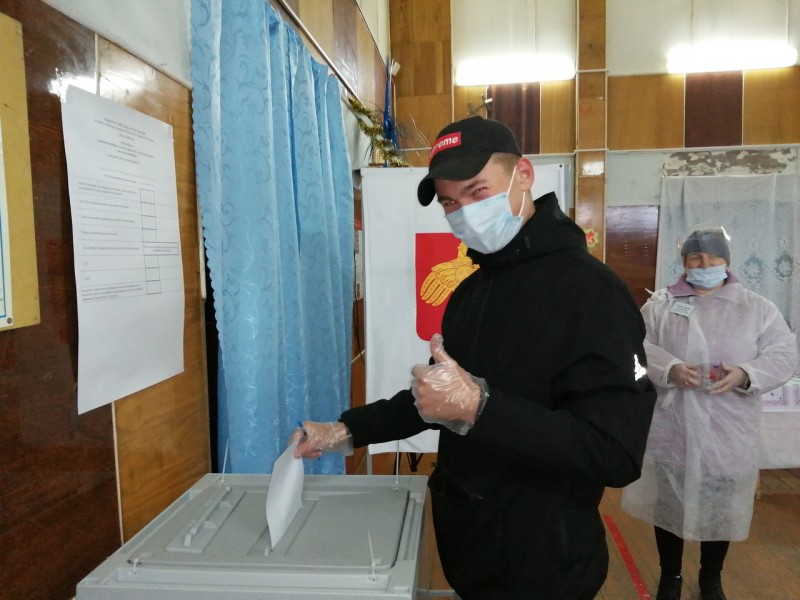 Жители Коми семьями голосуют по поправкам в Конституцию 
