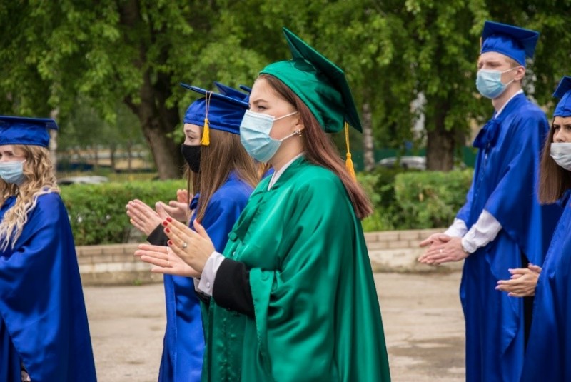 Руководство АО "Транснефть - Север" вручило дипломы выпускникам Ухтинского государственного технического университета