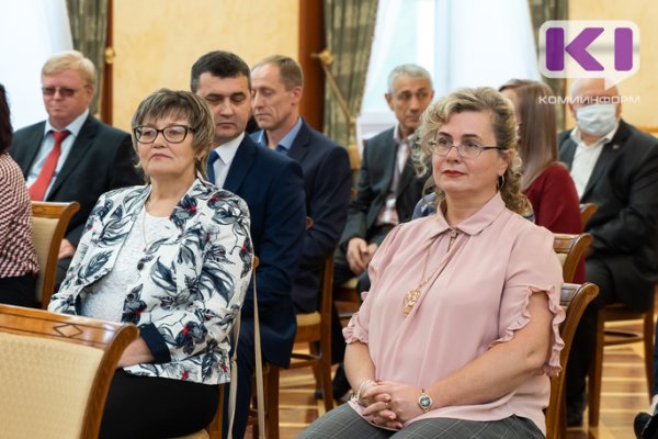 Владимир Уйба вручил награды продолжателям лесной династии Жешартского ЛПК 