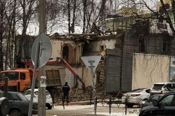 В Сыктывкаре снесен ветхий дом 