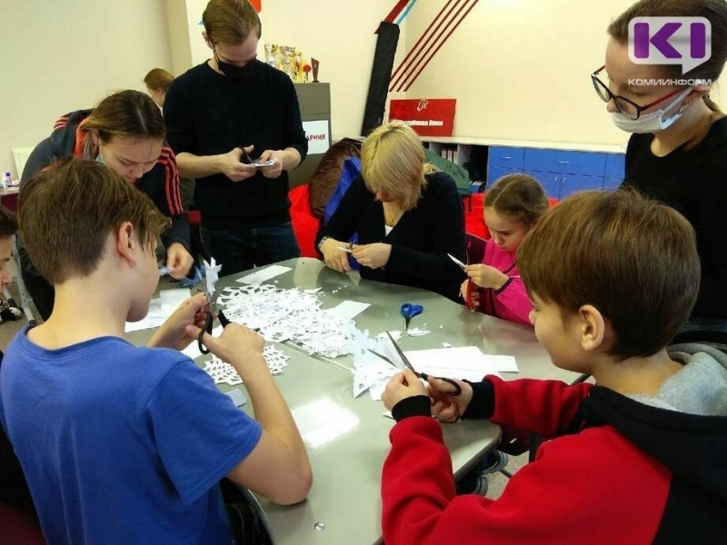 Школьники Сыктывкара призывают горожан принять участие во флешмобе #новогодниеокна