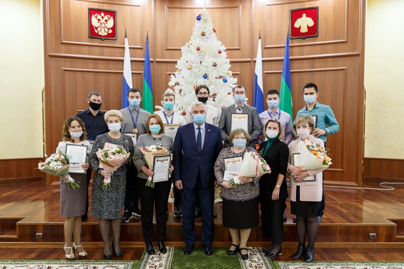 Владимир Уйба вручил награды педагогам-наставникам и участникам национальных чемпионатов "Абилимпикс" и "Молодые профессионалы"