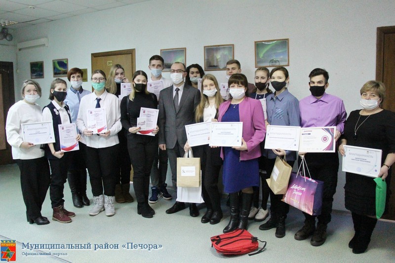 Глава Печоры Валерий Серов наградил волонтеров