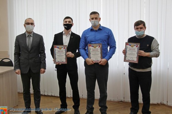 Глава Печоры вручил дипломы и благодарственное письмо отличившимся горожанам