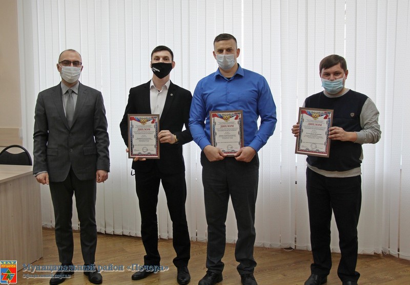 Глава Печоры вручил дипломы и благодарственное письмо отличившимся горожанам