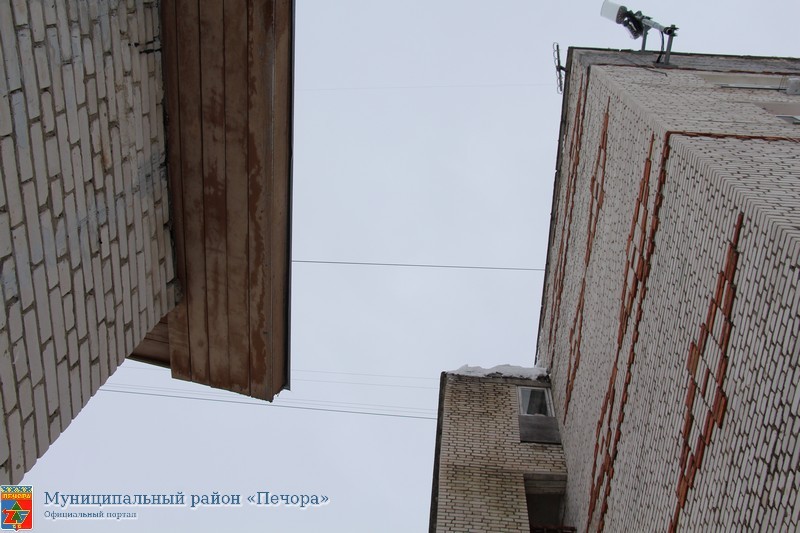 В Печоре проверили, как очищаются крыши от сосулек и наледи