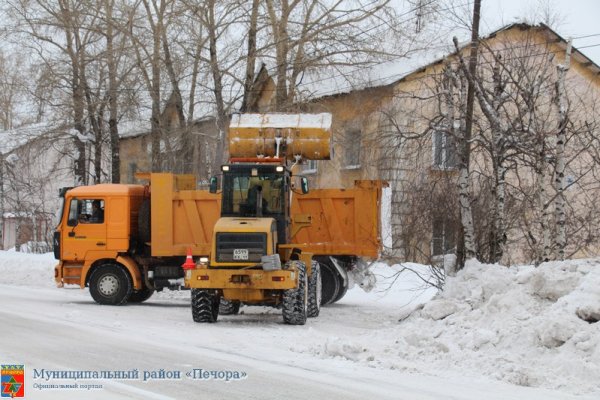 В Печоре спецтехника ежедневно вывозит по 800 кубометров снега 
