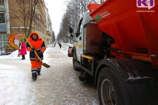 Скользкие тротуары Сыктывкара начали посыпать мраморной крошкой