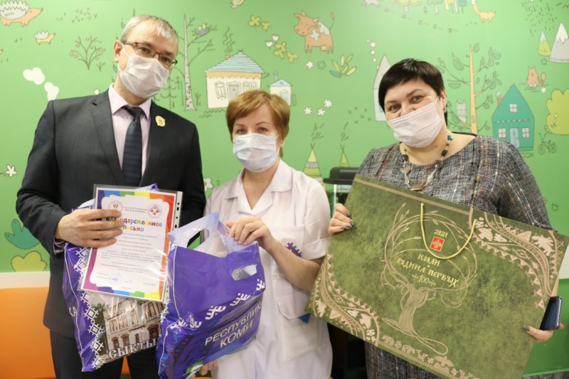 Минфин Коми пополнил "Сундучок храбрости" детской республиканской больницы