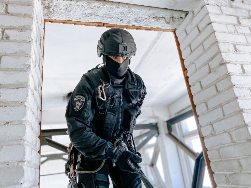 В Коми сотрудники СОБР Росгвардии отработали навыки высотной подготовки 