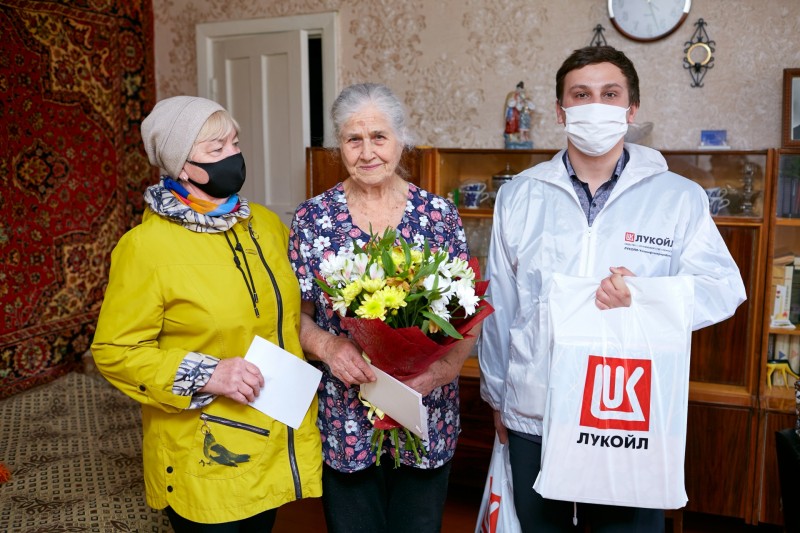 В преддверии Дня победы молодые специалисты "ЛУКОЙЛ-Ухтанефтепереработка" подарили ветеранам самое ценное — теплоту общения