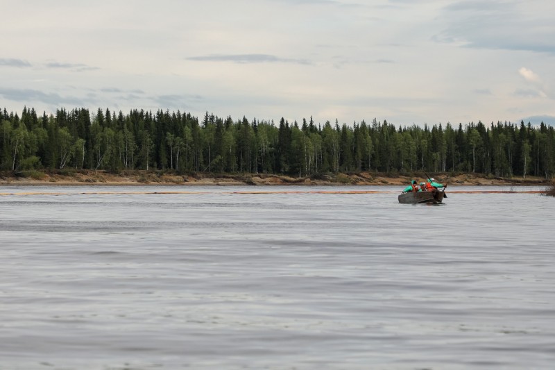 Воду так не отбирают: активисты нарушили технологию отбора проб на Колве 