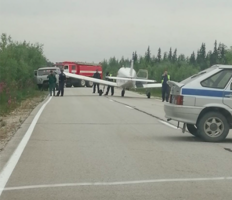 В Печоре на автомобильную дорогу сел самолет
