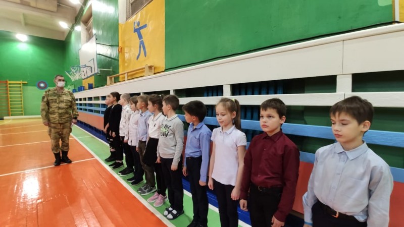 Военнослужащий Росгвардии провел занятие по строевой подготовке для сыктывкарских юнармейцев