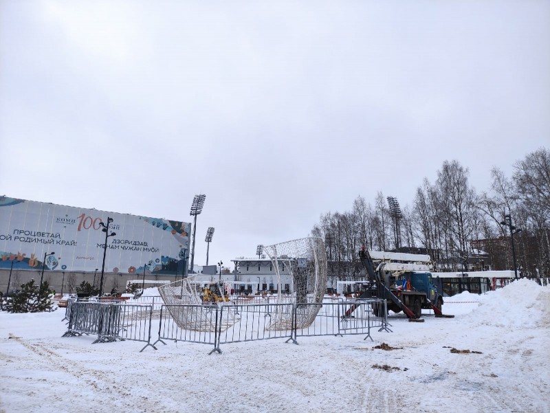 В Сыктывкаре приступили к установке новогоднего шара
