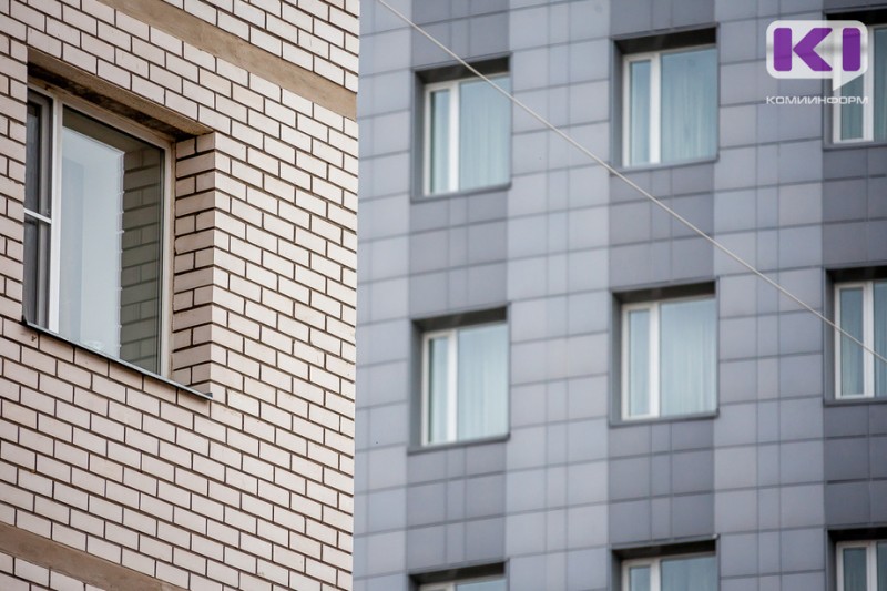 В Сыктывкаре по "горячим следам" установили, кто выбросил стеклянные бутылки из окна и повредил иномарку