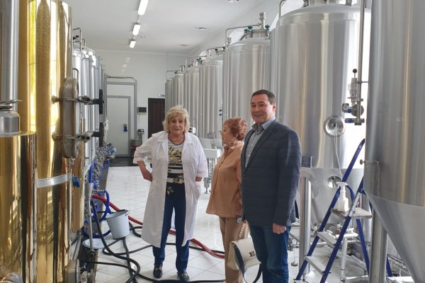 Ирина Май провела экскурсию по пивзаводу для гостей из ТПП Коми

