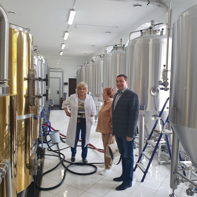 Ирина Май провела экскурсию по пивзаводу для гостей из ТПП Коми

