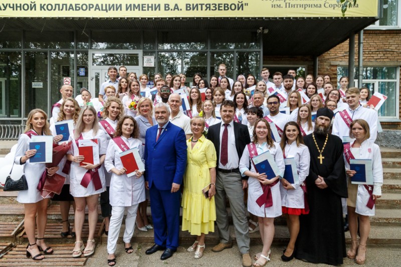 Владимир Уйба вручил дипломы выпускникам Медицинского института СГУ имени Питирима Сорокина