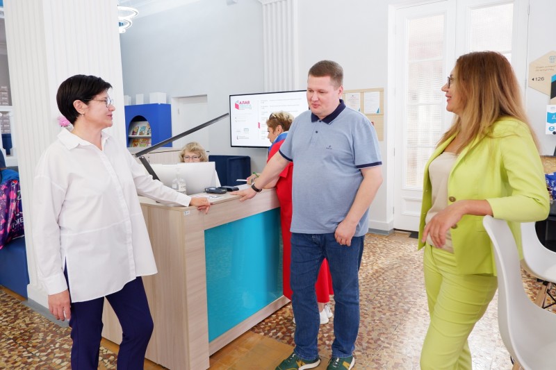 Национальная библиотека Коми передала в волонтерский центр партии "Единая Россия" литературу для Донбасса

