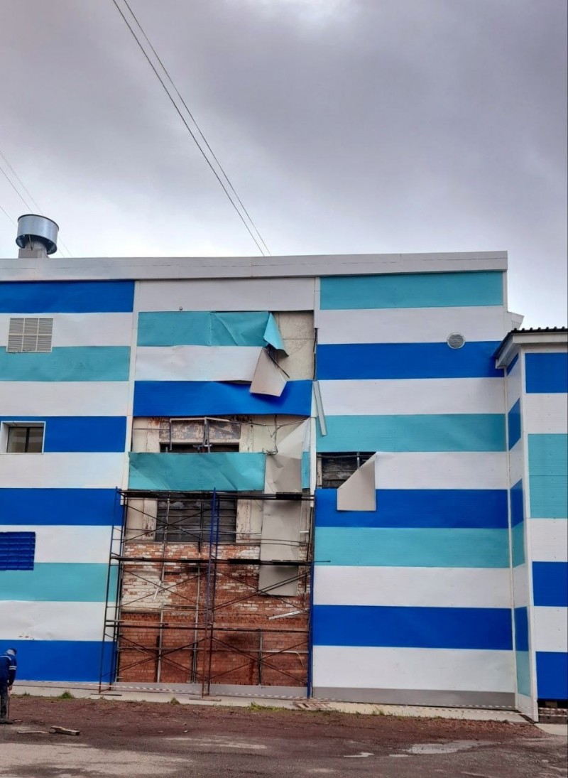 Крышесносный ветер в Воркуте повредил обшивку зданий и внешний вид автомобилей