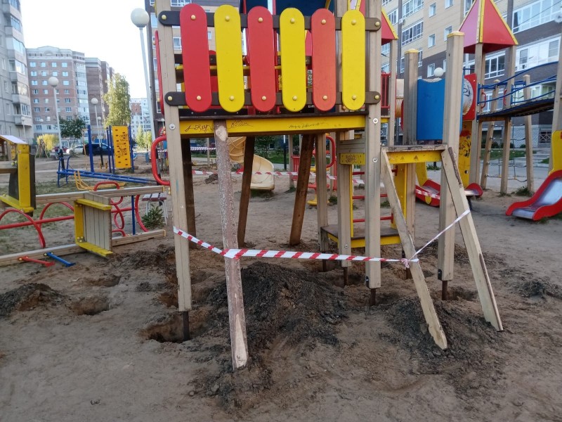 В Сыктывкаре перенесли опасную детскую площадку