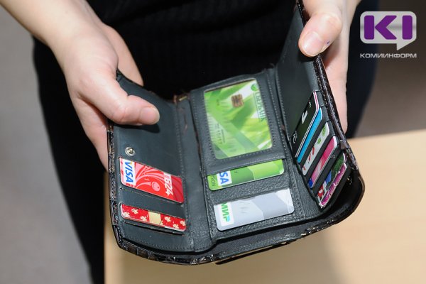 Экономист посоветовал россиянам не спешить распоряжаться сбережениями в долларах