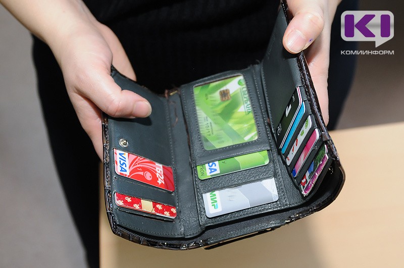 Экономист посоветовал россиянам не спешить распоряжаться сбережениями в долларах