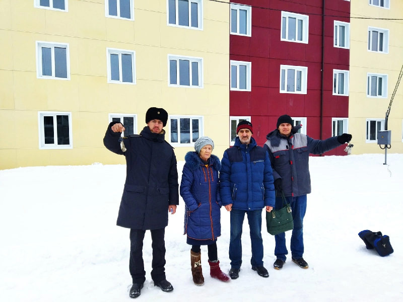 Ключи от квартир получили жители дома для переселенцев в селе Корткерос

