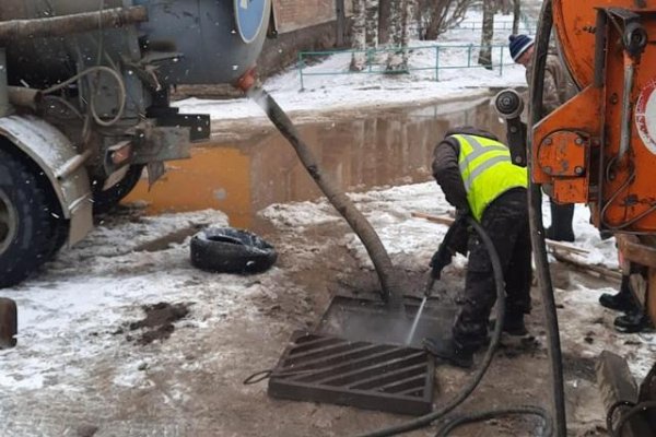 В Сыктывкаре продолжается сезонная промывка и оттайка ливнёвки