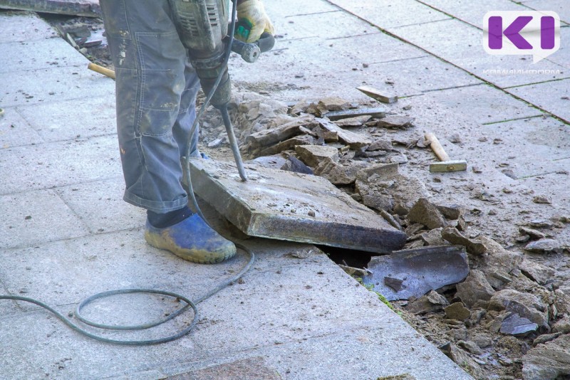 "Паркуясь на газоне, приходится заезжать на новенький бордюр": сыктывкарка осталась недовольна благоустройством двора