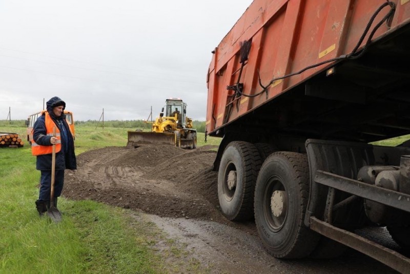 В усинском селе Новикбож начался ремонт дорожного покрытия улиц