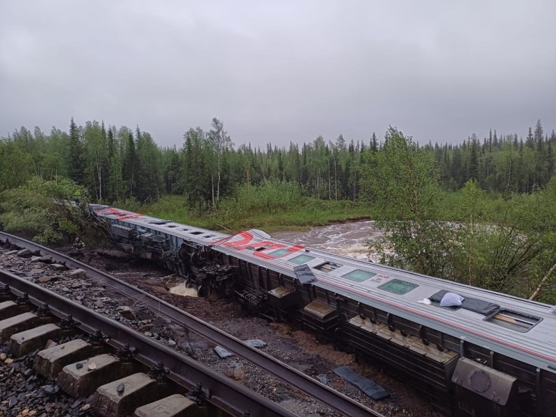 Количество погибших в ходе крушения поезда в Коми выросло до двух человек 