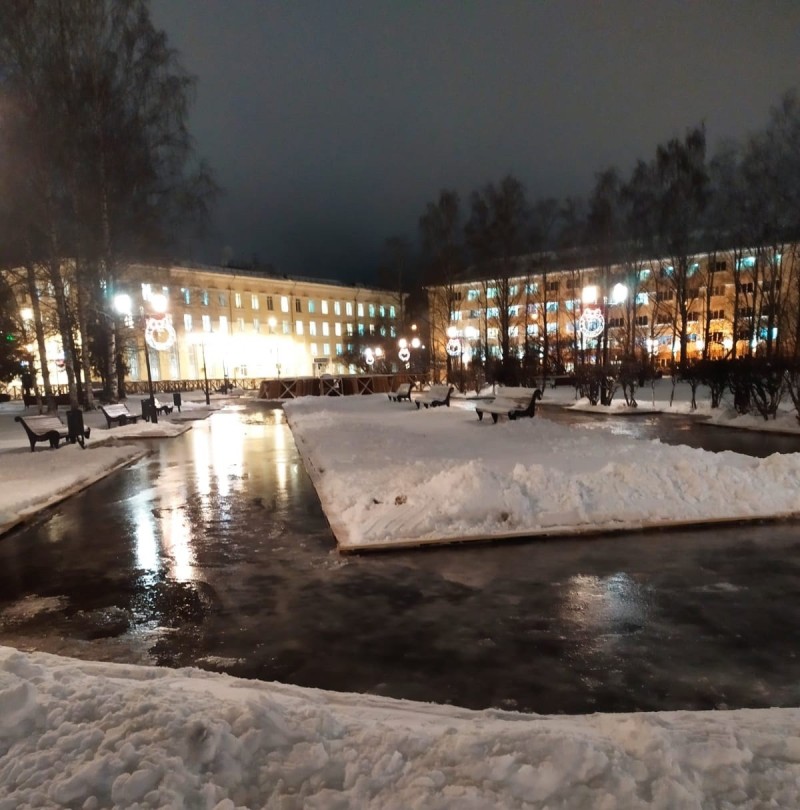 На главной площади Сыктывкара заливают ледовый каток 