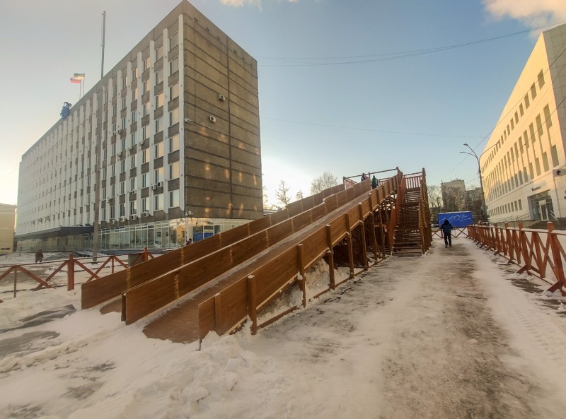 В Сыктывкаре 15 декабря открылись катания на гигантской горке 