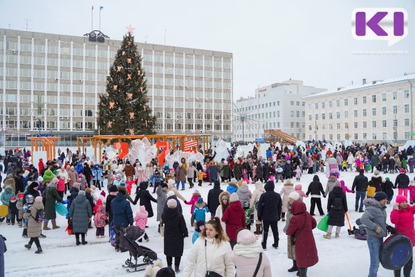 Благодаря выходным десятки сыктывкарцев впервые посетили открытие новогодней елки 