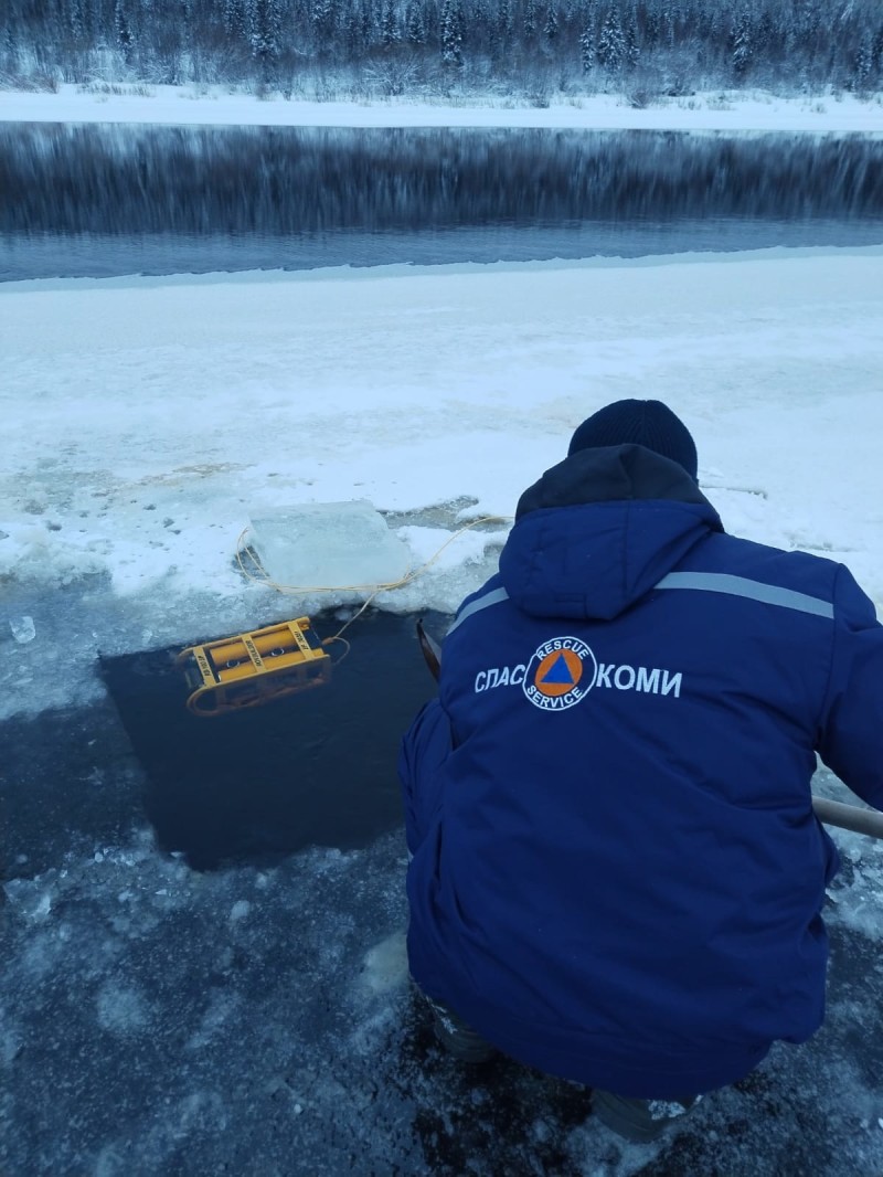 В Усть-Цильме в полынью упал человек