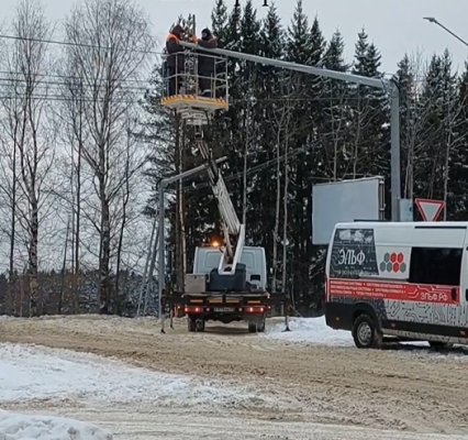 В Сыктывкаре монтируют новый светофор в районе ЖК 