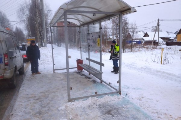 В Сыктывкаре неизвестные побили стекла в двух остановочных павильонах