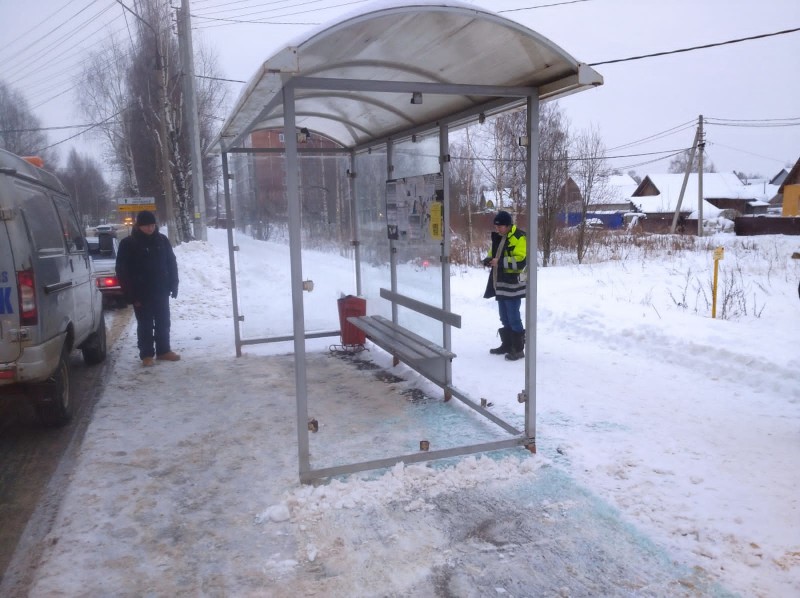 В Сыктывкаре неизвестные побили стекла в двух остановочных павильонах