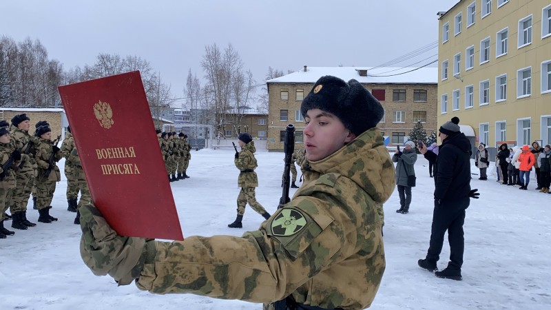 В Сыктывкаре призывники торжественно приняли присягу