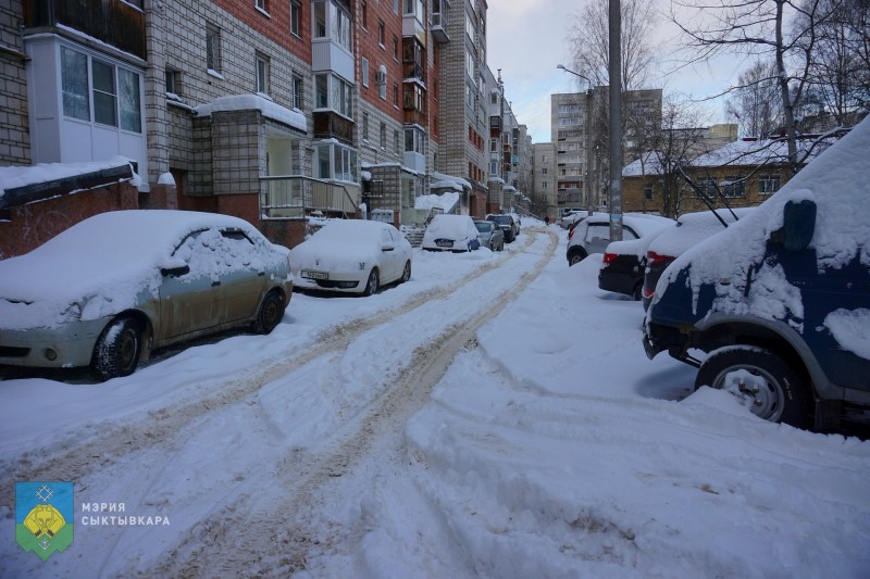 В четырех дворах Сыктывкара выявлены факты некачественной уборки снега