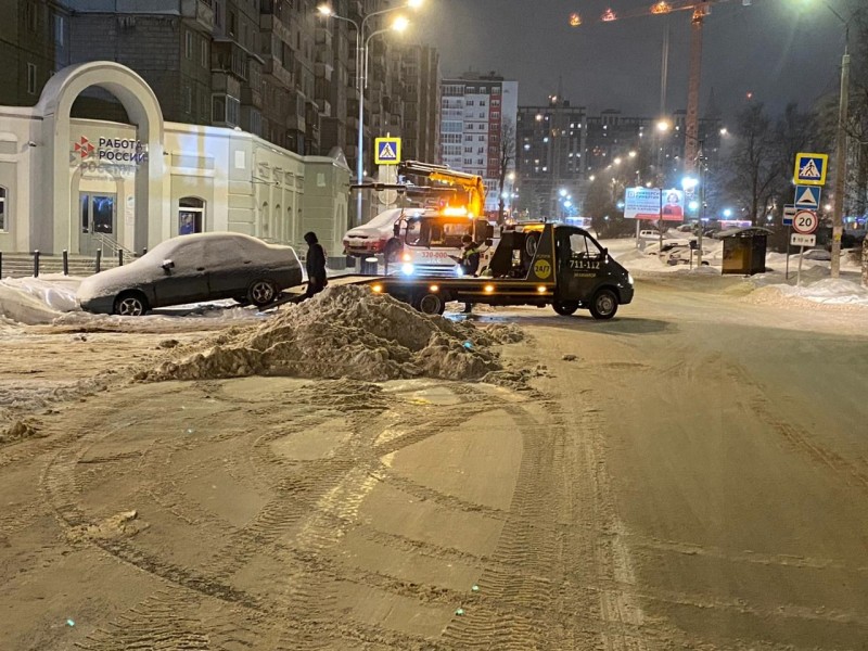 В Сыктывкаре во время уборки снега эвакуировали авто 