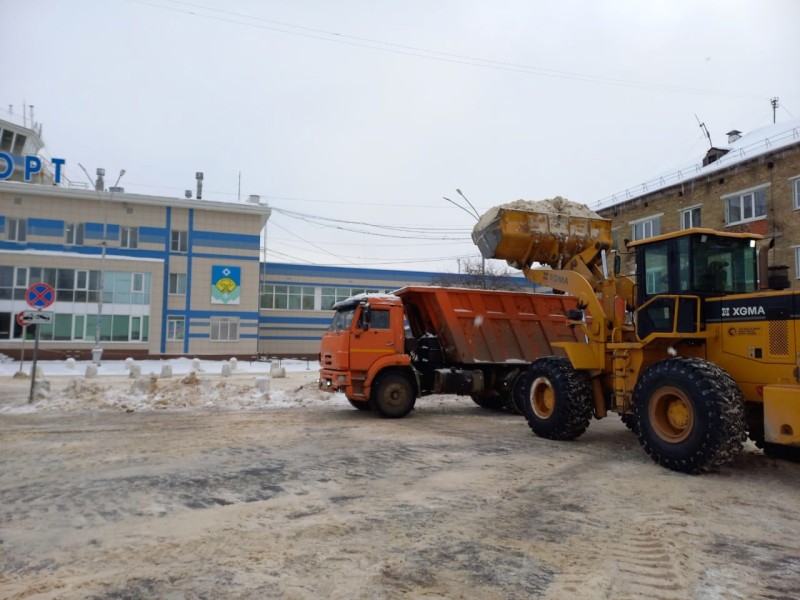 В Сыктывкаре оперативно очистили от снега площадки у аэро и автовокзалов