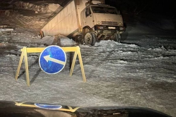 В Усинске на переправе под лед провалился грузовик