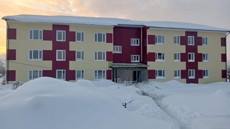 Многоквартирный дом для переселения граждан из аварийного жилья в селе Усть-Кулом готов на 60%

